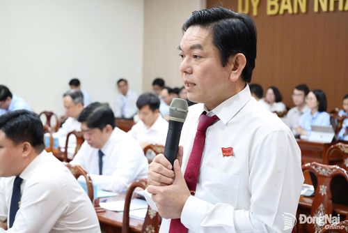 Bí thư Đảng ủy, Chủ tịch HĐND xã Bình Minh Nguyễn Kim Phước phát biểu ý kiến thảo luận. Ảnh: Hồ Thảo