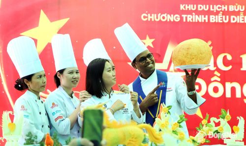 Đầu bếp Ấn Độ và Hàn Quốc thích thú với món xôi chiên phồng. Ảnh: Ngọc Liên