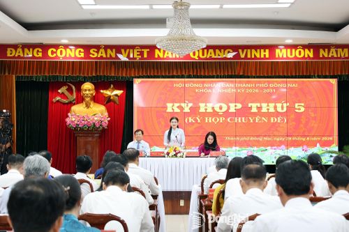 Ủy viên Trung ương Đảng, Phó Bí thư Thường trực Thành ủy, Chủ tịch HĐND thành phố Tôn Ngọc Hạnh điều hành thảo luận. Ảnh: Hồ Thảo