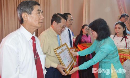 Đồng chí Phạm Thị Mai Tiên trao Huy hiệu Đảng cho các đảng viên.