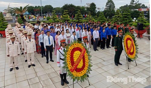 Lãnh đạo tỉnh viếng Nghĩa trang Liệt sĩ Đồng Tháp.