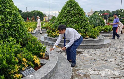 Đồng chí Phan Văn Thắng thắp hương tại các phần mộ Anh hùng liệt sĩ.