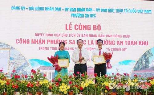 Đồng chí Nguyễn Văn Tâm, Phó Bí thư Đảng ủy, Chủ tịch UBND phường Sa Đéc trao Giấy khen cho đại diện 2 tập thể có thành tích tiêu biểu.