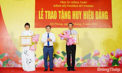 Đồng chí Phan Văn Thắng trao Huy hiệu 30 năm, 35 năm tuổi Đảng cho các đảng viên.