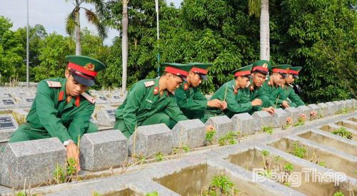 Cán bộ, chiến sĩ thắp hương từng phần mộ các Anh hùng liệt sĩ.
