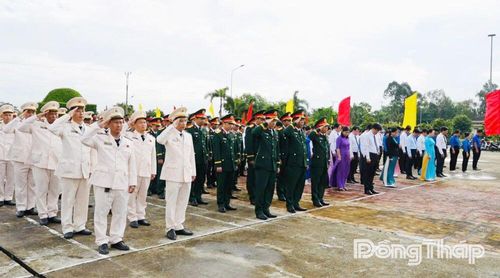 Phút mặc niệm tại Lễ viếng các Anh hùng liệt sĩ tại Nghĩa trang Liệt sĩ Tam Nông.