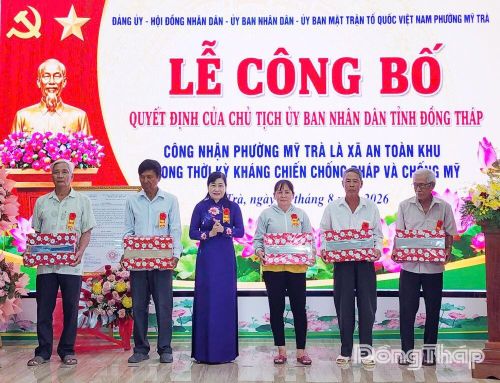 Đồng chí Châu Thị Mỹ Phương tặng quà cho các gia đình có công cách mạng tiêu biểu. Ảnh: PHAN AN