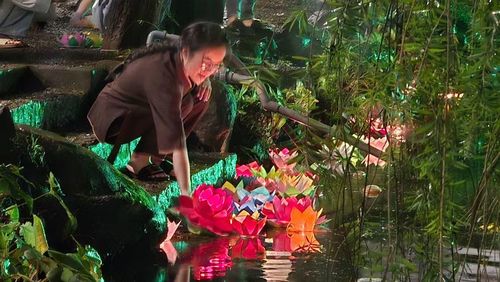  Từng ngọn hoa đăng nhẹ trôi trên mặt nước, mang theo lời nguyện cầu bình an cùng tình yêu thương dành cho cha mẹ. Ảnh: Hoàng Hoài 