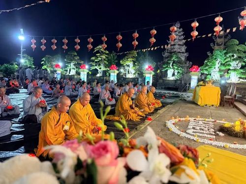  Đông đảo phật tử tham gia nghi thức thắp nến tri ân trong đại lễ Vu Lan - Báo hiếu tại tổ đình Thiên Đức (xã Tuy Phước Bắc). Ảnh: Tổ Đình Thiên Đức 