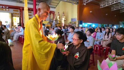  Những ngọn nến được thắp lên trong đêm Vu Lan, mang theo lòng thành kính, biết ơn của những người con đối với cha mẹ. Ảnh: Bá Bính 