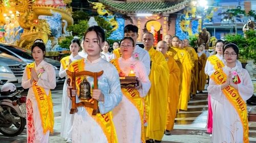  Chư Tôn đức Tăng Đoàn cùng các phật tử thực hiện nghi thức cung nghinh quang lâm đại lễ Vu Lan - Báo hiếu tại chùa Hiển Nam (phường Quy Nhơn Nam). Ảnh: Dương Linh 