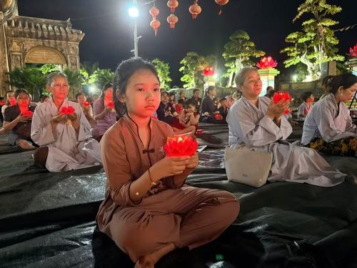  Từng ngọn nến được nâng niu thắp sáng cũng là một khoảng lặng để mỗi người con nghĩ về cha mẹ. Ảnh: Tổ Đình Thiên Đức 