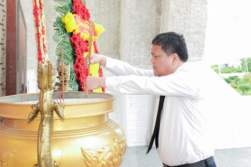 Đồng chí Trần Phong dâng hương tưởng nhớ các anh hùng, liệt sĩ tại Nghĩa trang liệt sĩ Ninh Thuận.