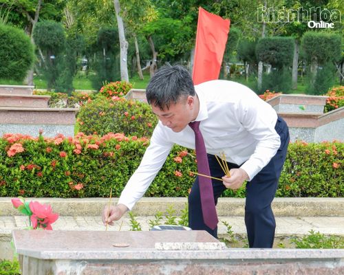 Đồng chí Nguyễn Việt Hùng thắp hương tại phần mộ liệt sĩ trong Nghĩa trang liệt sĩ Ninh Thuận.
