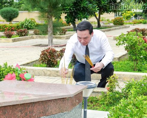 Đồng chí Hồ Xuân Trường thắp hương tại phần mộ liệt sĩ trong Nghĩa trang liệt sĩ Ninh Thuận.