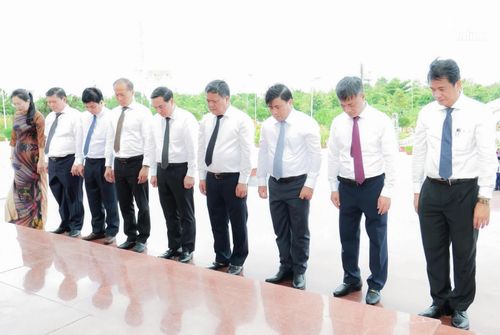 Các đồng chí Thường trực Tỉnh ủy và đại biểu mặc niệm tưởng nhớ các anh hùng, liệt sĩ.