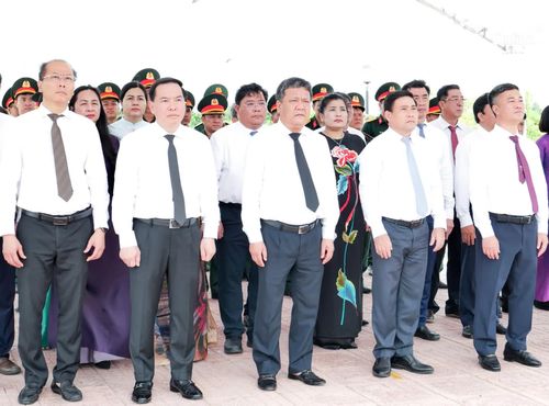 Các đồng chí Thường trực Tỉnh ủy và các đại biểu viếng Nghĩa trang liệt sĩ Ninh Thuận.