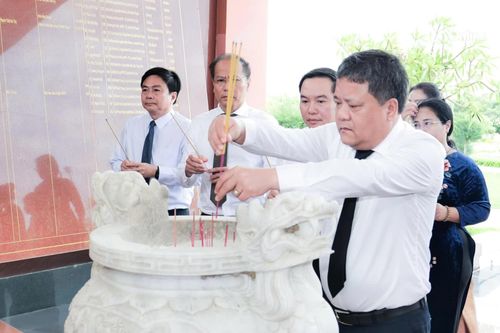 Đồng chí Trần Phong và các đại biểu dâng hương tại nhà bia tưởng niệm các anh hùng liệt sĩ trong Nghĩa trang liệt sĩ Ninh Thuận.