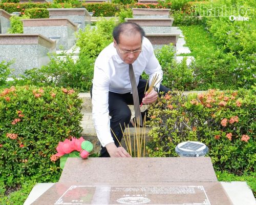 Đồng chí Nguyễn Khắc Hà thắp hương tại phần mộ liệt sĩ trong Nghĩa trang liệt sĩ Ninh Thuận.