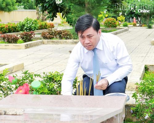 Đồng chí Lâm Đông thắp hương tại phần mộ liệt sĩ trong Nghĩa trang liệt sĩ Ninh Thuận.