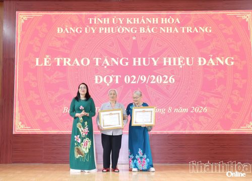 Lãnh đạo Đảng ủy phường Bắc Nha Trang trao Huy hiệu 60 năm tuổi Đảng cho các đảng viên.