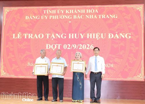 Lãnh đạo Đảng ủy phường Bắc Nha Trang trao Huy hiệu 55 năm tuổi Đảng cho các đảng viên.