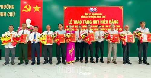 Lãnh đạo Đảng ủy phường Ninh Chử trao Huy hiệu 35 năm tuổi Đảng cho các đảng viên.