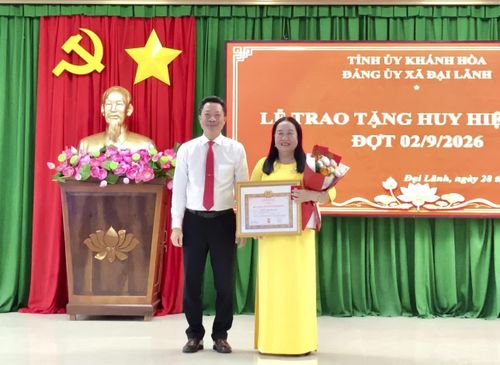 Lãnh đạo Đảng ủy xã trao Huy hiệu 30 năm tuổi Đảng cho đảng viên.