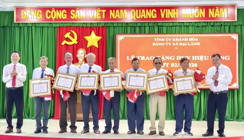 Lãnh đạo Đảng ủy xã trao Huy hiệu 35 năm tuổi Đảng cho các đảng viên.