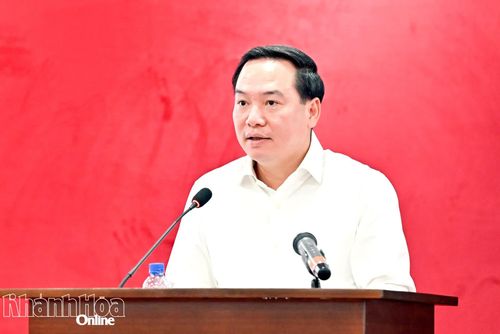 Phó Bí thư Thường trực Tỉnh ủy Hồ Xuân Trường trình bày dự thảo nghị quyết hội nghị.