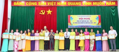 Lãnh đạo Đảng ủy, UBND xã trao giấy khen cho các cá nhân đạt danh hiệu “Chiến sĩ thi đua cơ sở”. Ảnh: PHÙNG QUỲNH.