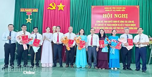 Lãnh đạo xã Phước Hữu trao quyết định và tặng hoa chúc mừng hiệu trưởng, phó hiệu trưởng Trường Tiểu học Phước Hữu.