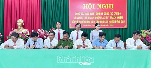 Thường trực Đảng ủy xã Phước Hữu chứng kiến người đứng đầu và cấp phó người đứng đầu các cơ quan, đơn vị ký cam kết.