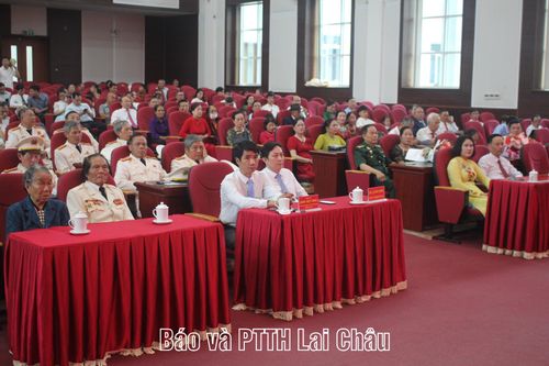 Đại biểu dự buổi lễ.