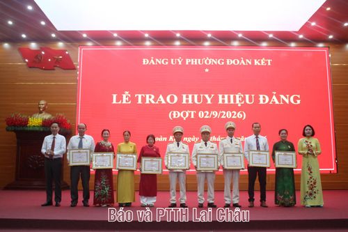 Lãnh đạo Đảng ủy phường Đoàn Kết trao Huy hiệu 35 năm tuổi Đảng cho các đảng viên.