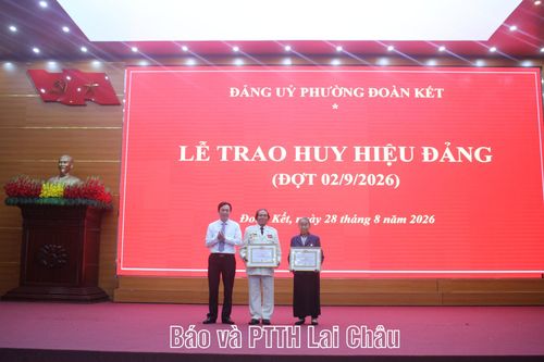 Đồng chí Lò Văn Cương - Chủ nhiệm Ủy ban Kiểm tra Tỉnh ủy trao Huy hiệu 65 năm tuổi đảng cho 2 đảng viên: Nguyễn Thanh Luận và Điêu Thị Thơn.
