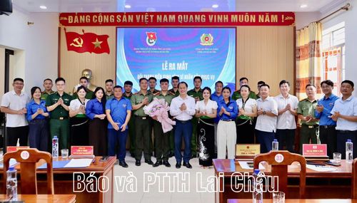 Đại diện lãnh đạo Thường trực Đảng uỷ, HĐND, UBND xã Pa Tần cùng Ban Thanh niên Công an tỉnh tặng hoa chúc mừng Đội Thanh niên xung kích vì nhân dân phục vụ.