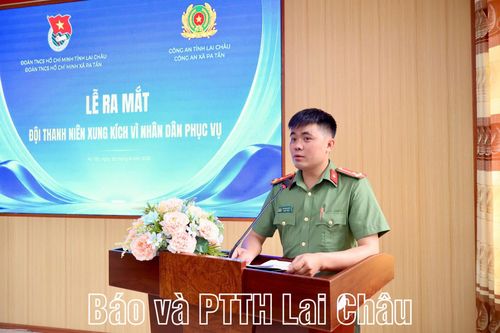 Thượng uý Sìn Văn Hưởng - Bí thư Chi đoàn Công an xã, Đội trưởng Đội Thanh niên xung kích vì nhân dân phục vụ xã Pa Tần phát biểu nhận nhiệm vụ.