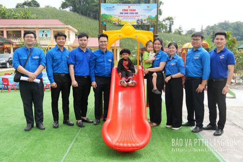Đoàn Thanh niên các cơ quan Trung ương tặng sân chơi cho thiếu nhi xã Kháng Chiến