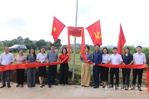 Các đại biểu kéo băng khánh thành công trình thắp sáng đường thôn tại xã Thống Nhất
