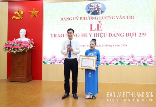Bí thư Đảng ủy phường trao Huy hiệu 60 năm tuổi Đảng cho đảng viên