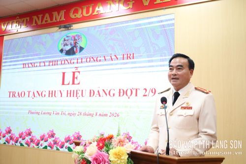 Đại diện các đảng viên được nhận Huy hiệu Đảng phát biểu tại buổi lễ