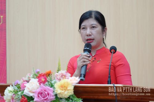 Đại diện Phòng Văn hóa - Xã hội phường trình bày báo cáo tổng kết năm học 2025-2026 và phương hướng nhiệm vụ năm học 2026-2027