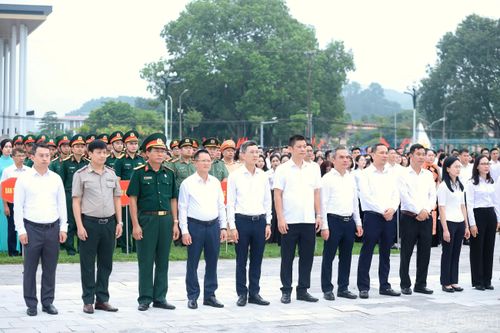 Các đại biểu dự Lễ chào cờ cấp tỉnh tháng 9.
