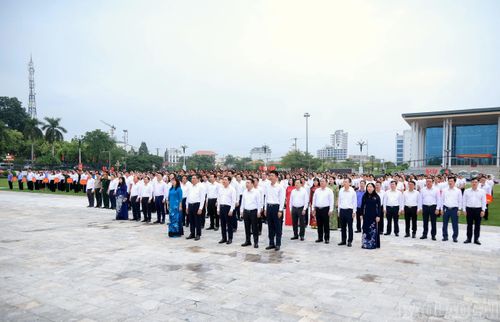 Các đại biểu dự Lễ chào cờ cấp tỉnh tháng 9.