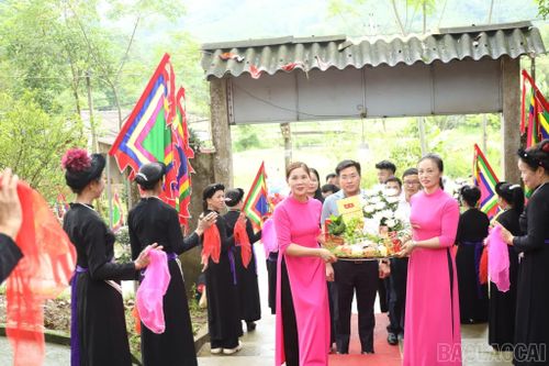 Lãnh đạo địa phương dâng hương tại di tích.