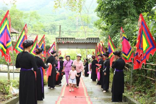 Đông đảo Nhân dân và du khách dâng hương tại Đình Bằng Là, cầu mong mưa thuận gió hòa, bản làng bình yên.