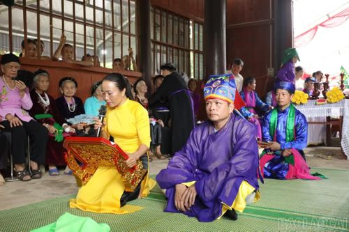 Nghi thức dâng chúc văn tưởng nhớ công ơn Thành Hoàng làng và các bậc tiền nhân.