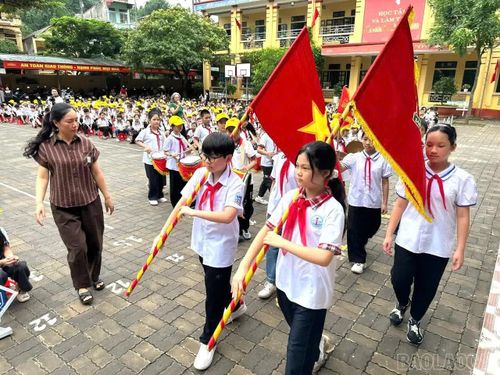 Học sinh luyện tập chuẩn bị cho lễ khai giảng năm học mới.