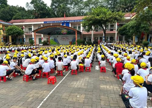 Trường Tiểu học Kim Đồng, phường Yên Bái tổ chức các hoạt động tập thể trong ngày tựu trường.